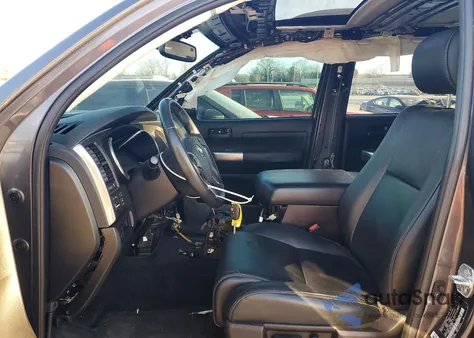 2018 Toyota Sequoia Sr5 z USA, uszkodzony, nr VIN 5TDBY5G19JS158378